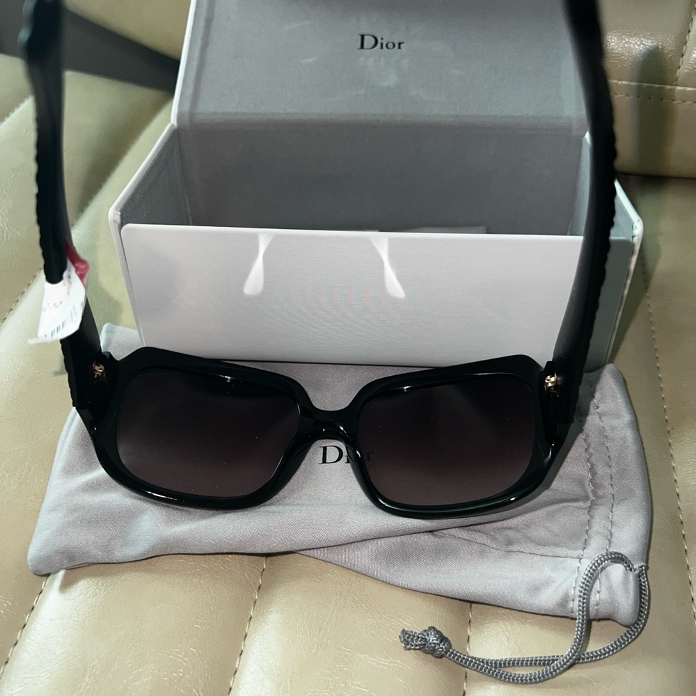 Dior Elegant Black Women's Sunglasses - Picture 5 of 5